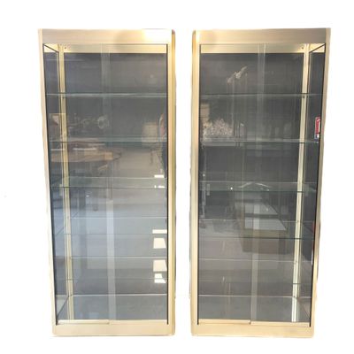 deux étagères en verre avec des portes vitrées au milieu