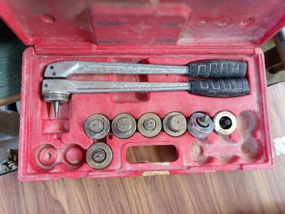 un jeu d'outils dans un coffret rouge posé sur une table