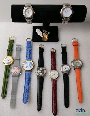 de nombreuses montres exposées sur un présentoir
