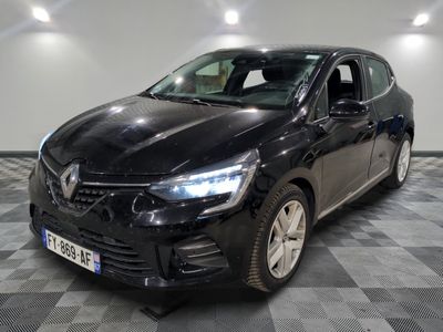 la photo d'une voiture noire sur un sol en damier
