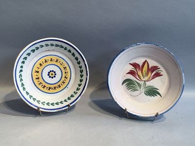 Deux assiettes ornées de fleurs sont posées sur une table