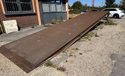 une rampe métallique sur le côté d'un immeuble