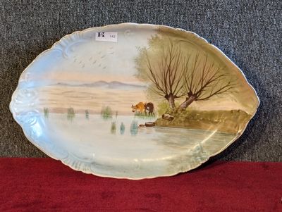 une assiette avec un tableau sur une table