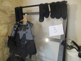 un porte-manteau sur lequel est suspendue une paire de gants