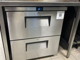 deux fours qui se trouvent dans une cuisine