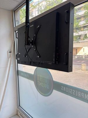 un téléviseur fixé au mur dans un coin de la pièce
