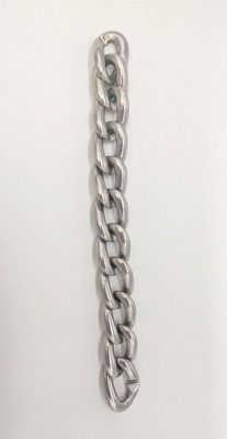 un bracelet en argent auquel est attachée une chaîne