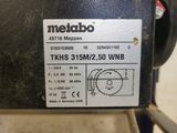 une photo d'une machine sur laquelle est apposée une étiquette