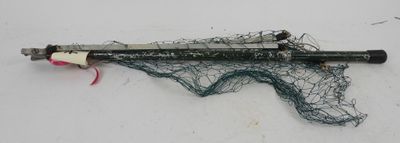 un filet de pêche auquel est fixée une canne à pêche