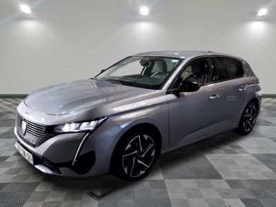 la voiture argentée est garée sur le sol à carreaux d'une pièce