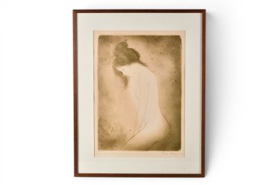 Une vieille photo d'une femme en robe blanche est accrochée au mur.