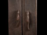 une paire de portes en bois ornées de sculptures sur fond noir