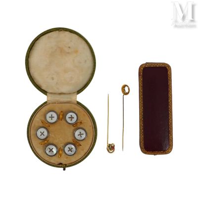 Lot d'épingles et boutons Lot de bijoux fantaisie comprenant…