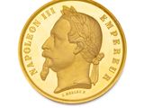 gros plan d'une pièce d'or sur fond blanc