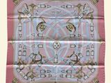 foulard en soie rose orné d'un motif doré et bleu