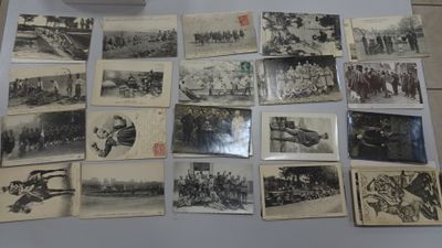 Militaria. Boîte d'environ 900 cartes postales anciennes, ca…