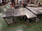 deux tables placées au milieu d'une pièce
