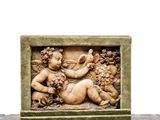 une photo représentant une statue d'un bébé et d'un chien posée sur une table en marbre