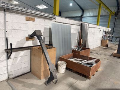une pièce où il y a beaucoup de cartons et d'outils par terre