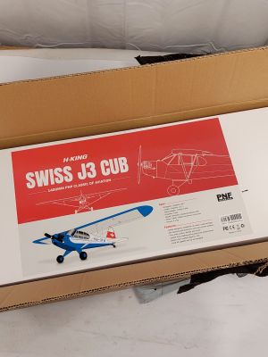 une boîte contenant une maquette d'avion