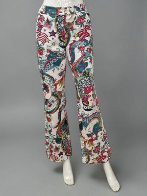 une femme vêtue d'un haut blanc et d'un pantalon coloré