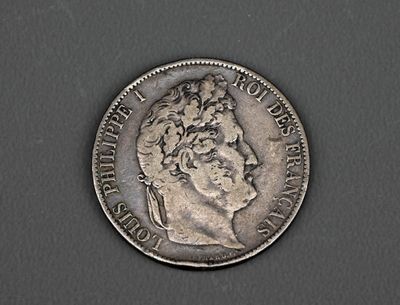 gros plan d'une pièce de monnaie sur une table à fond noir