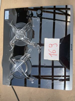 un morceau de verre posé sur la table, avec un mot accroché dessus