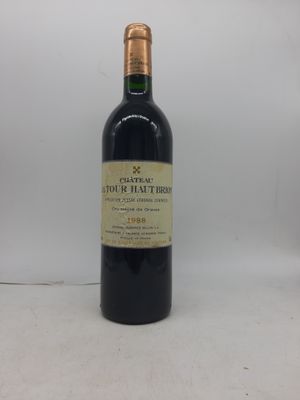 une bouteille de vin rouge avec un bouchon doré sur fond blanc