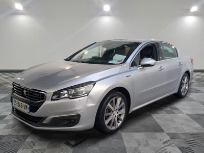 une voiture argentée est garée sur le sol à carreaux d'un garage