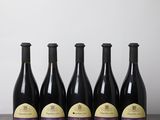 six bouteilles de vin alignées sur une table en bois