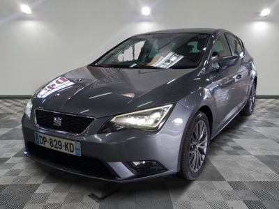 la voiture grise est garée sur un sol en damier dans le garage