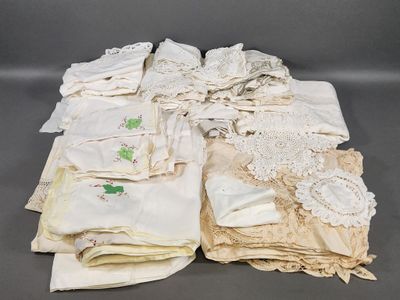 de nombreux types de lacets différents sur la table