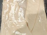 une chemise emballée dans du plastique, posée sur une table