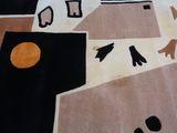 un tapis en noir et blanc sur lequel est représentée une ville