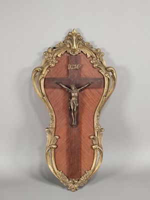 a wooden crucif with a cross on it