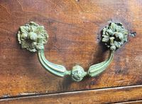 Commode en bois mouluré ouvrant à trois tiroirs, repose sur … (photo 4)