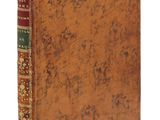 un vieux livre avec une couverture marron et une reliure verte