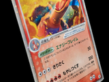 gros plan d'une carte pokemon sur fond noir