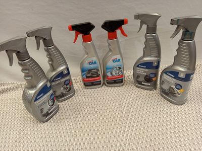 quatre vaporisateurs de produits d'entretien posés sur une table