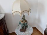 une lampe posée sur une table dans une pièce