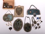 de nombreux bijoux différents posés sur la table