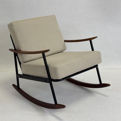 Fauteuil rocking-chair en métal peint et bois, les coussins …