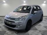 la petite voiture argentée est garée sur un carrelage à carreaux