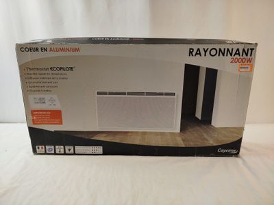 La boîte est ouverte sur un lit recouvert d'une couette blanche
