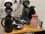 une petite table sur laquelle se trouvent plusieurs objets