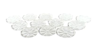 une série de boutons en plastique transparent sur fond blanc