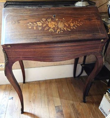 un petit bureau surmonté d'une horloge