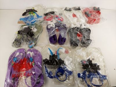 de nombreux sacs contenant des objets en plastique posés sur une table