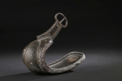 un petit objet métallique qui ressemble à un serpent