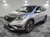 une Honda CR-V argentée garée sur un sol à damier